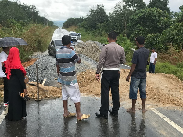 Berkat Kerja Keras, Jalan Yang Ambruk di XIII Koto Kampar Bisa Dilalui